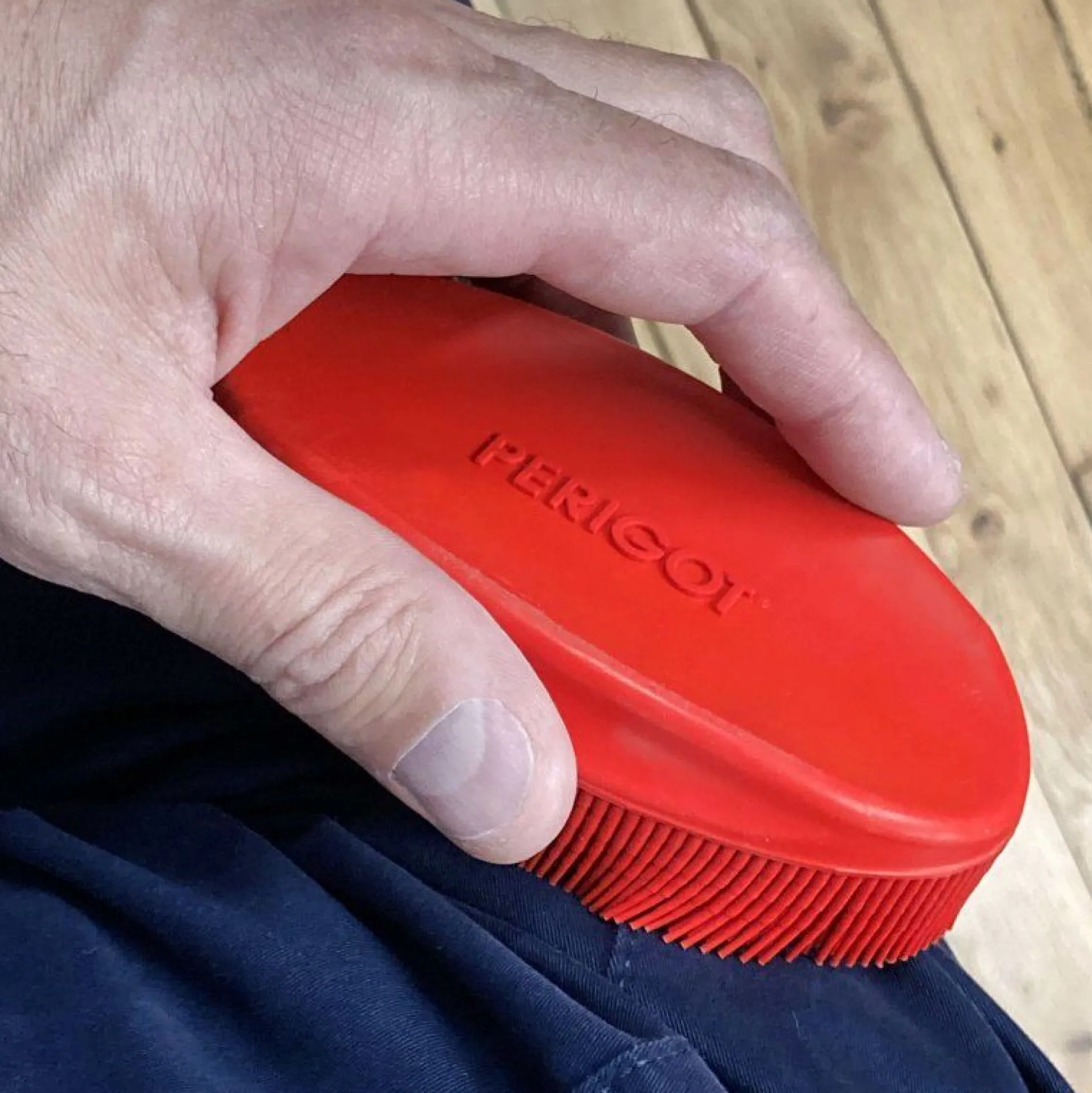 SPAZZOLA PER ABITI ROSSA